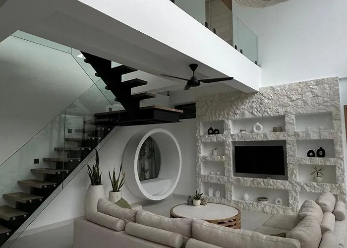 Spacious 3 Bedroom - Walk To The Villa *