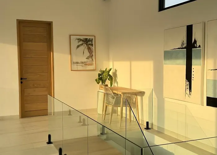 Spacious 3 Bedroom - Walk To The * Uluwatu