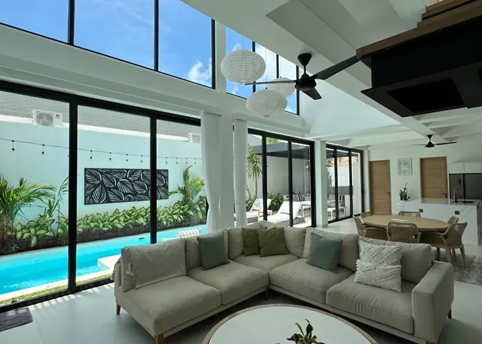 Spacious 3 Bedroom - Walk To The