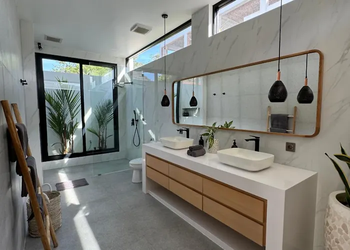 Villa Spacious 3 Bedroom - Walk To The *