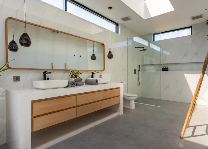 Spacious 3 Bedroom - Walk To The * Uluwatu