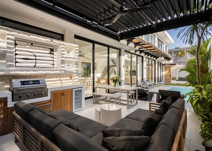 Spacious 3 Bedroom - Walk To The Villa